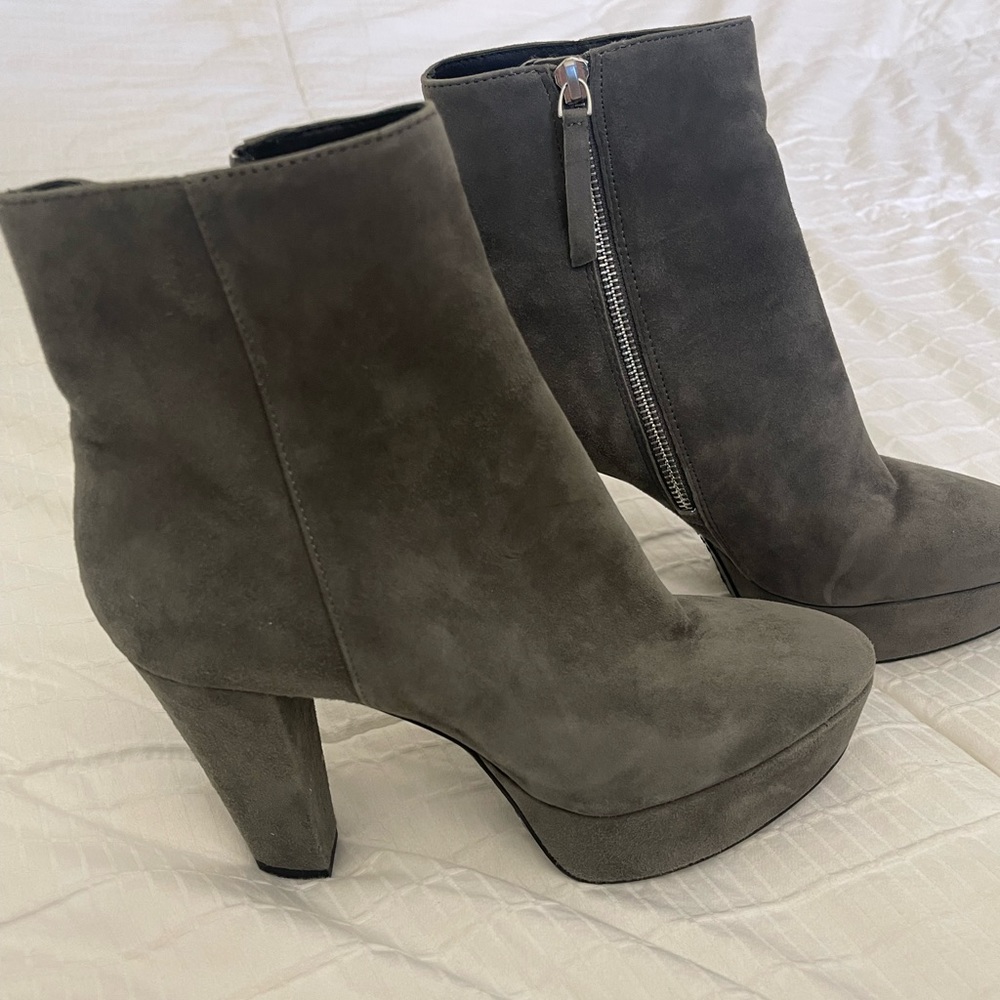 Alice and Olivia grey suede boots